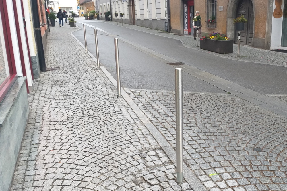 Edelstahlpoller als Fußgängerschutz bei Straße